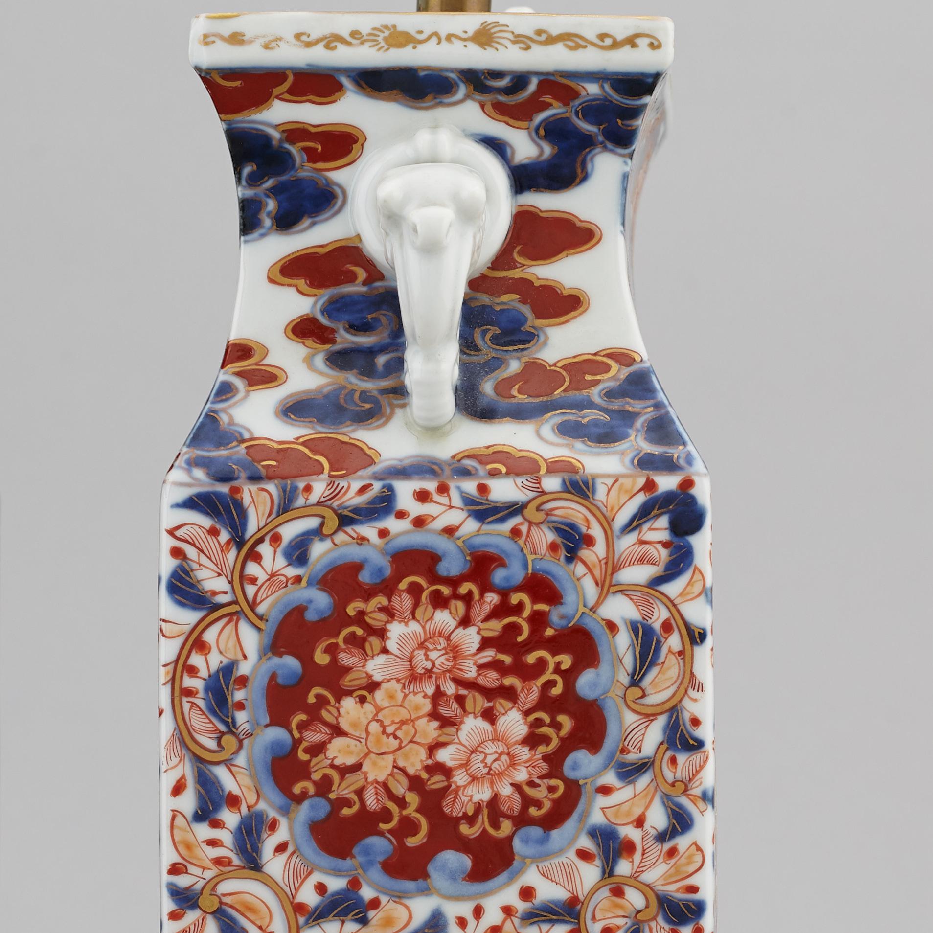 VASER omgjorda till BORDSLAMPOR, ett par, porslin. Japan, 1800-tal.