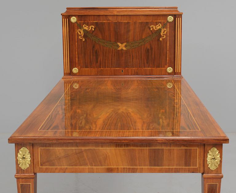 SKRIVBORD, gustaviansk stil, 1900-talets andra hälft.