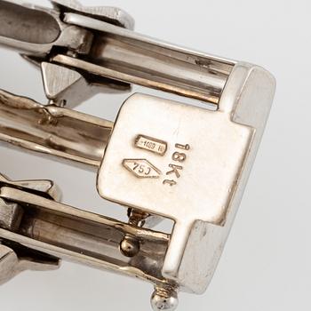 An 18K white gold necklace with round brilliant-cut diamonds.