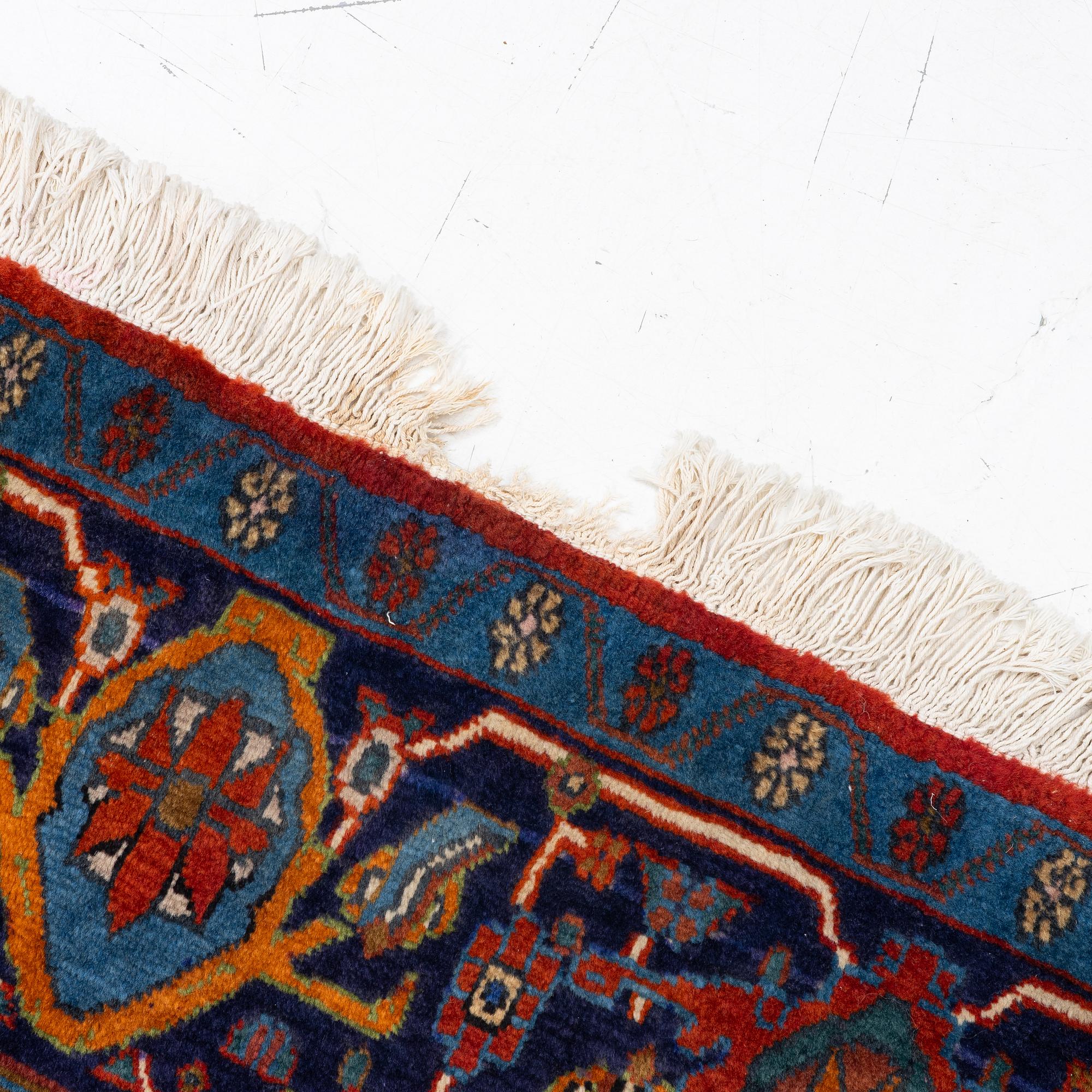 A Senneh carpet approx. 305 x 196 cm.