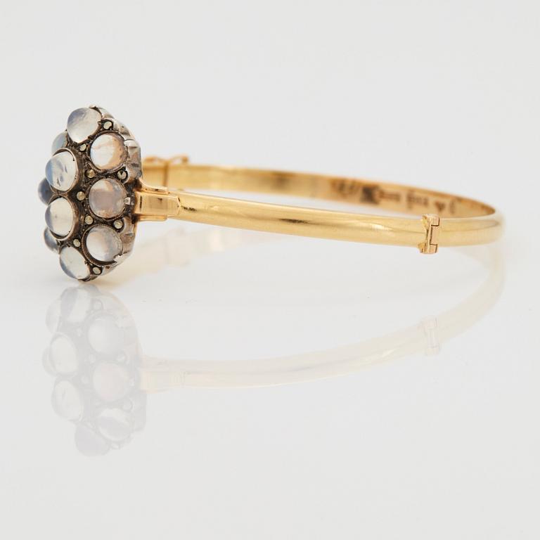 ARMRING och ÖRHÄNGEN med cabochonslipade månstenar och markasiter.