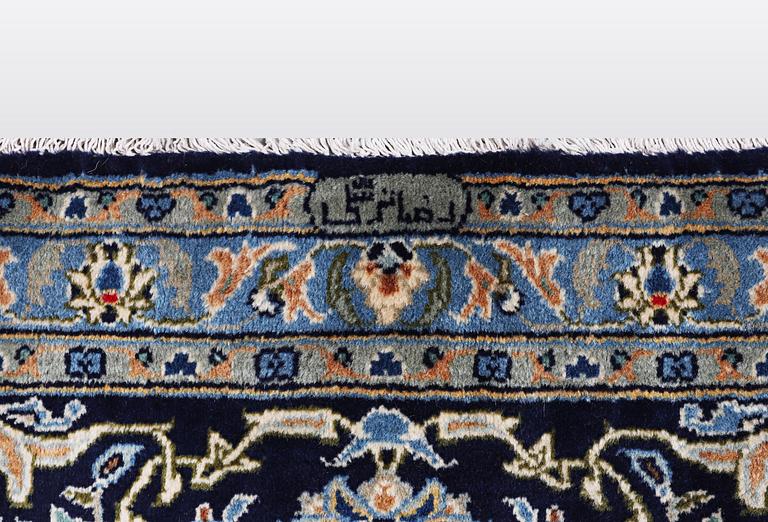 A carpat, Kashan signed Reza Torshi, ca 370 x 250 cm.