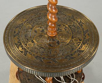 BORD MED LAMPA, 1900-tal.