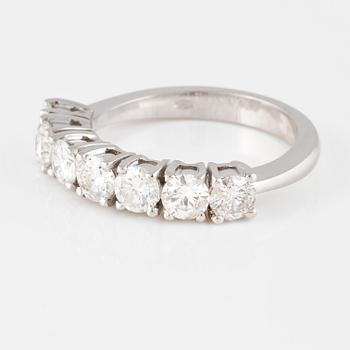 RING, 18K vitguld med 7 briljantslipade diamanter ca 1.50 ct. Vikt 4,7 gram.