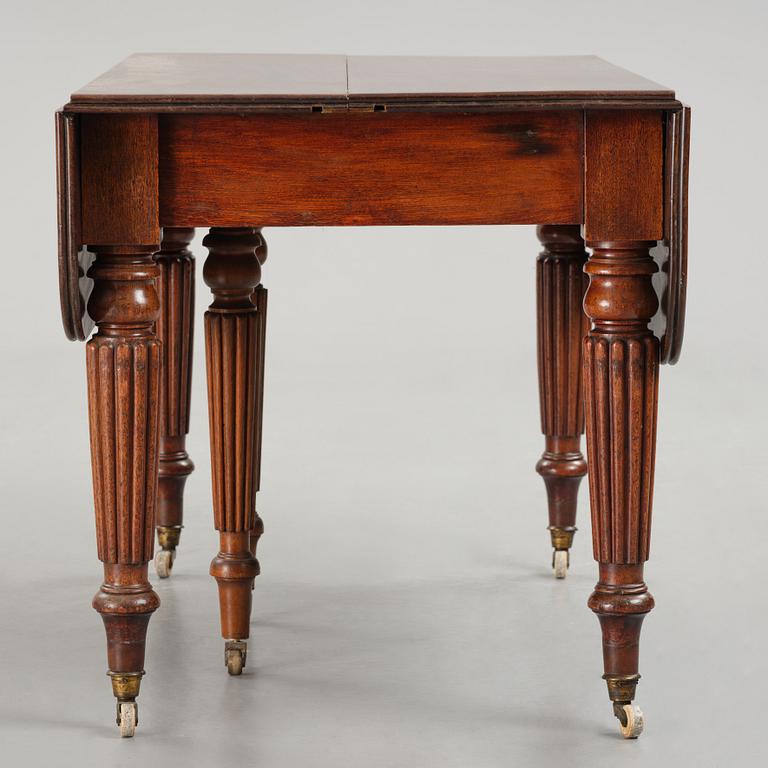 A Regency mahogany dining table, first part 19th century.