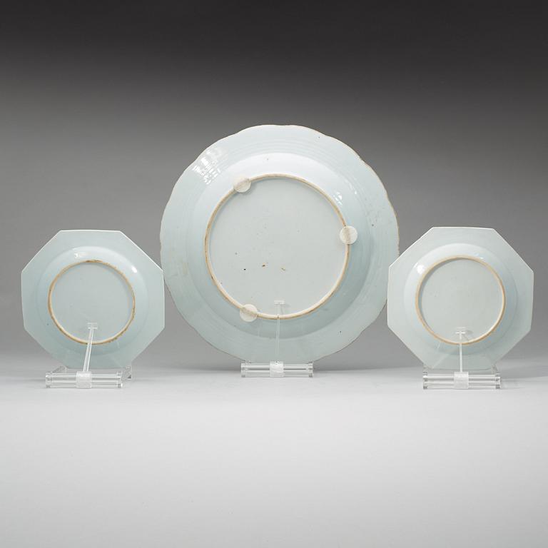 A famille rose dish and 19 dinner plates, Qing dynasty, Qianlong (1736-95).