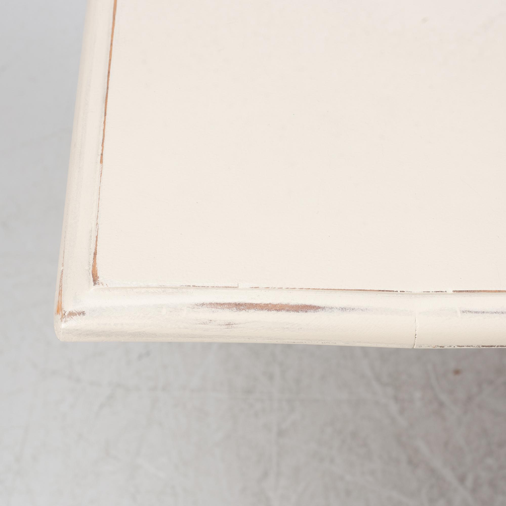 Dining table, from around the year 1900.