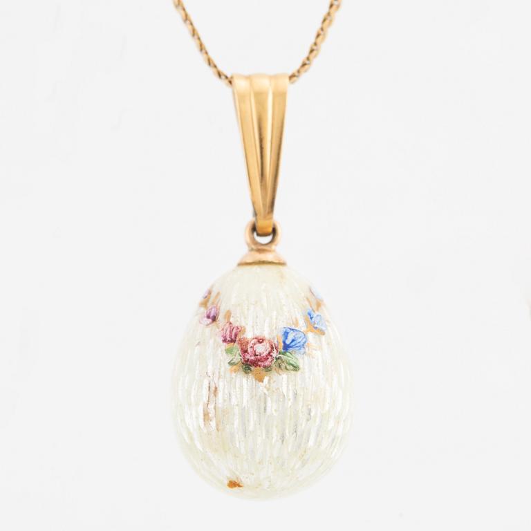 Pendant, egg with enamel decoration of roses, with chain.
