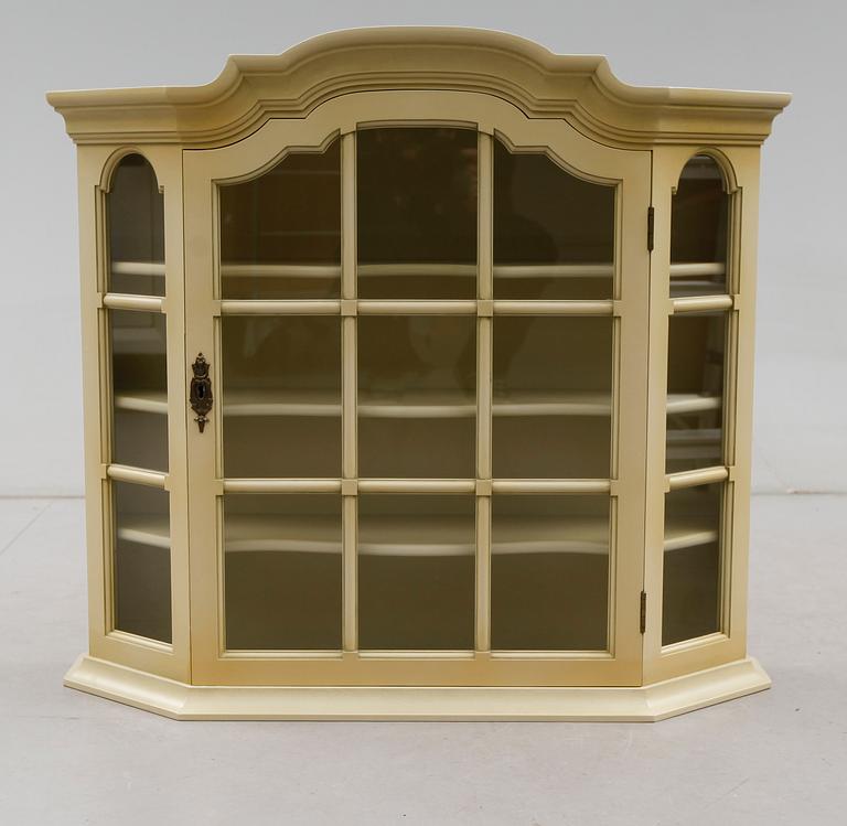 HÄNGVITRINSKÅP, Åmells, 1900-talets andra hälft.