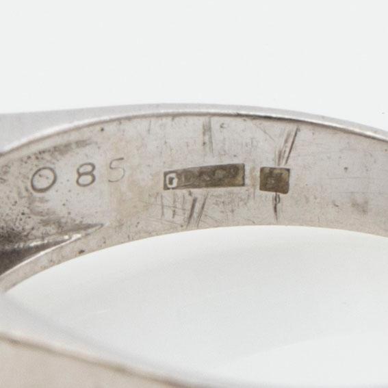 Ring, 18K vitguld med briljantslipade diamanter.