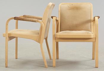 KARMSTOLAR, ett par, modell E45, Alvar Aalto, Artek.