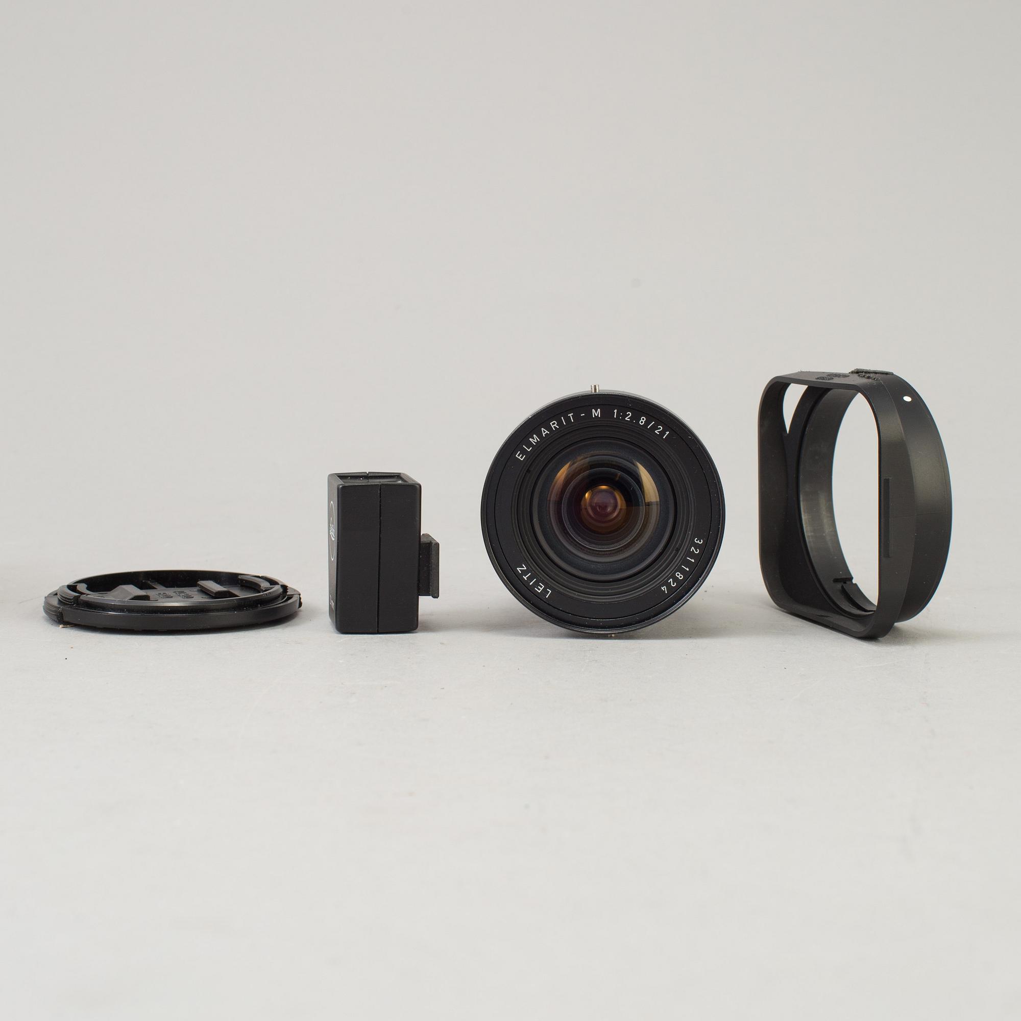 A black Leica Elmarit -M 1:2.8/21 no 3211824 from Leitz Canada with viewfinder and original box.