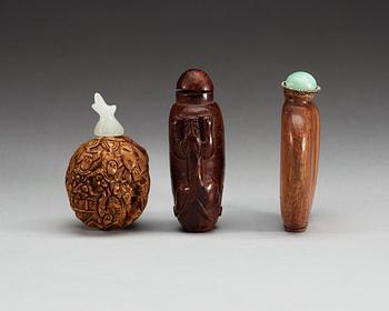 A set of three wooden and walnut snuff bottles, Qing dynasty.
