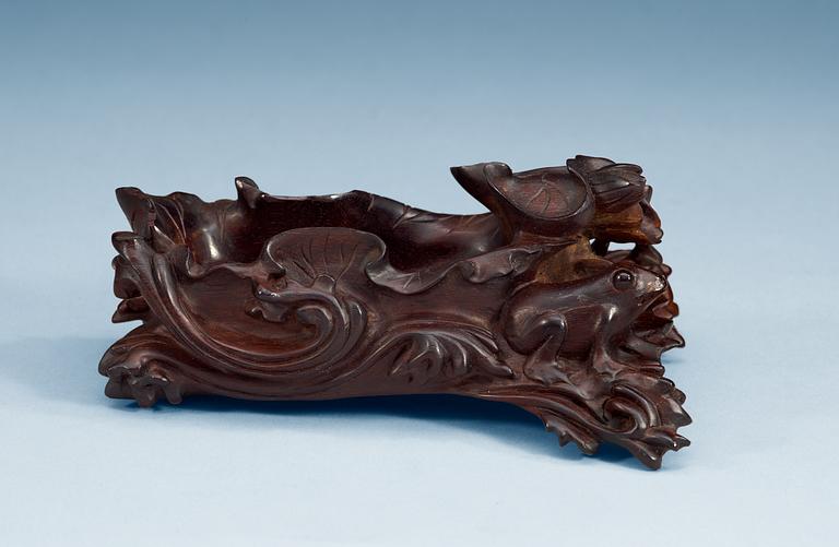 A carved wooden brushwasher, late Qing dynasty.