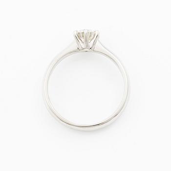 Ring 18K vitguld med briljantslipad diamant, medföljande IGI report.