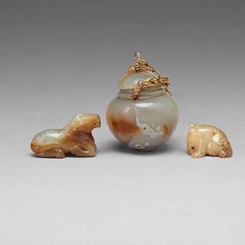 607. Two Chinese nephrite figurines and an agathe pendant with cover.