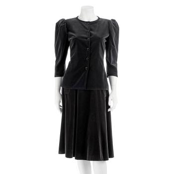 542. YVES SAINT LAURENT, grey two-piece costume consisting of jacket and skirt from the russian collection. Size 38.