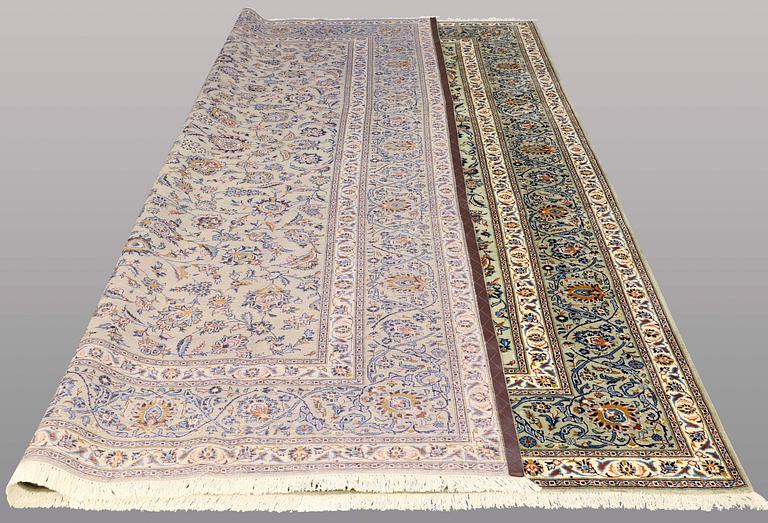 A carpet, Kashan, ca 414 x 310 cm.