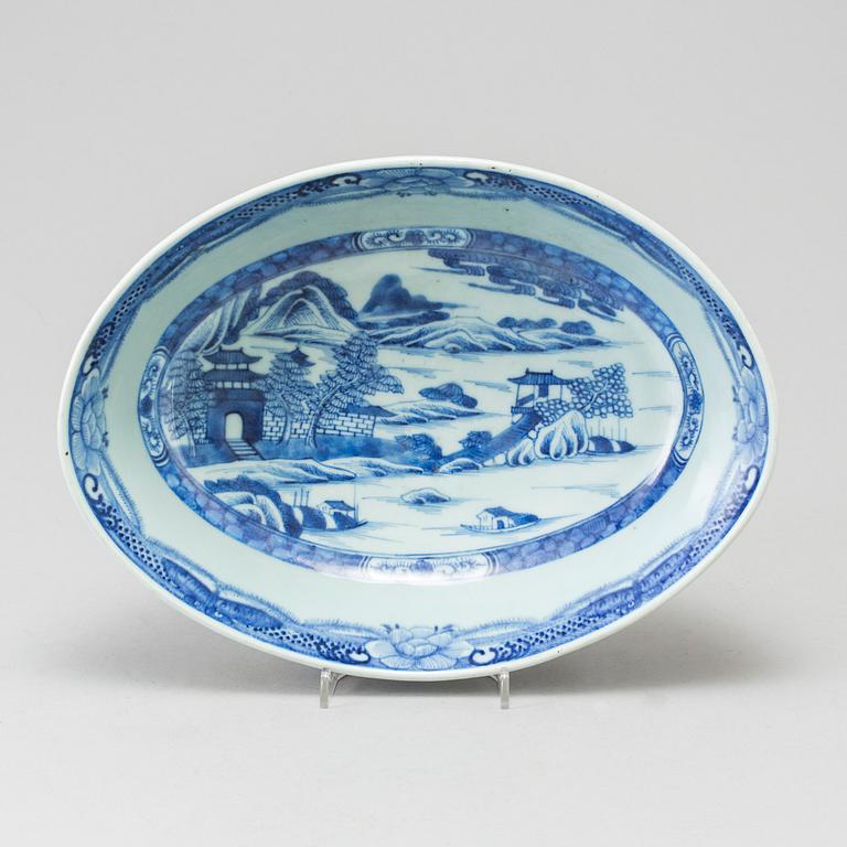 A Chinese porcelain blue and white bowl, circa 1800.