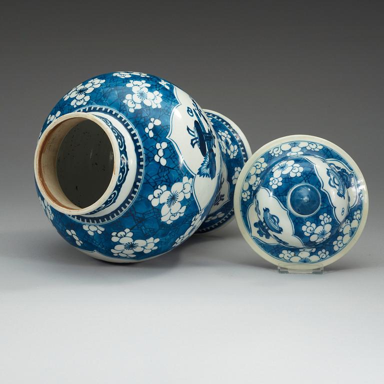 A blue and white jar with cover, Qing dynasty, Kangxi (1662-1722).