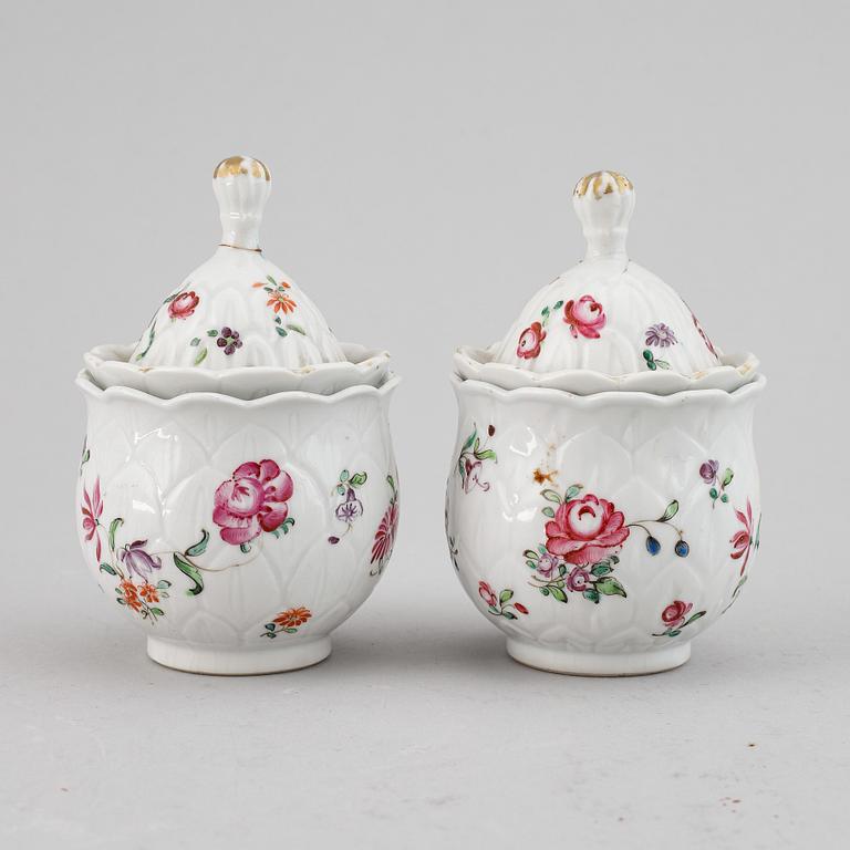 A pair of famille rose custard cups with covers, Qing dynasty, Qianlong (1736-95).