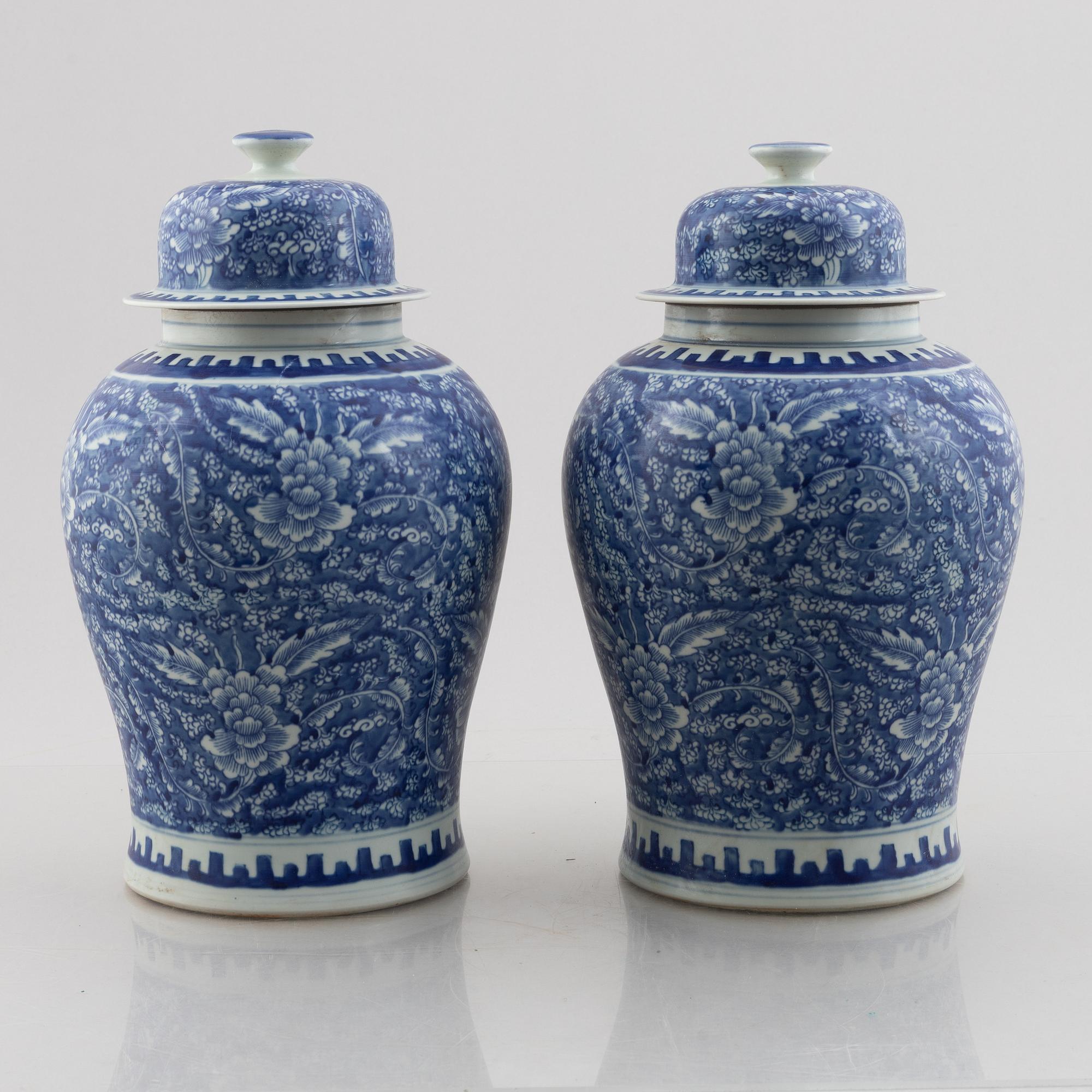 Urnor med lock, ett par, porslin. Qingdynastin, med Kangxis märke.