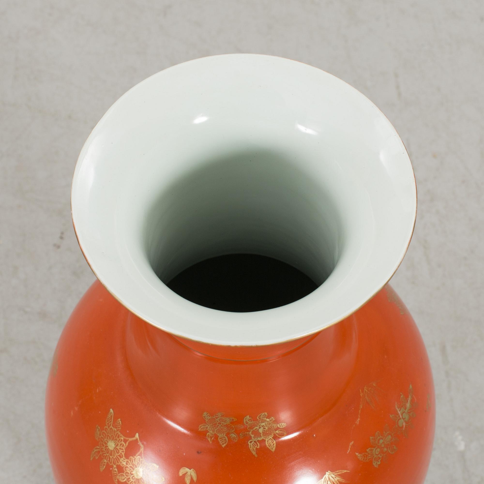 A CHINESE PORCELAIN VASE, CA 1900.