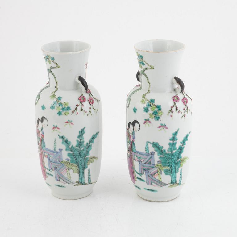 A pair of Chinese famille rose vases, first part of the 20th century.