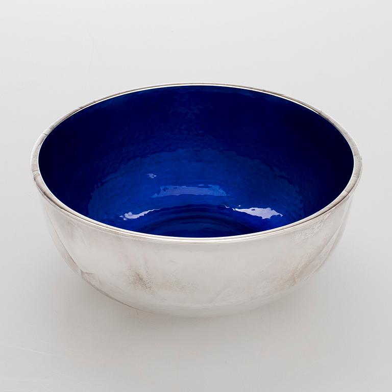 A. Tillander, skål, sterlingsilver och emalj. Helsingfors 2005.