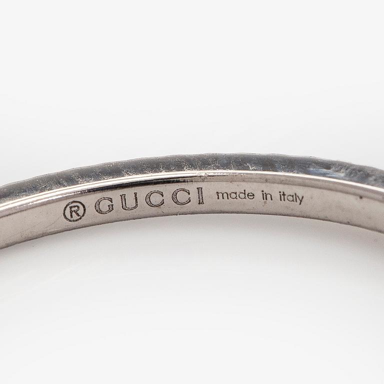 Gucci, sormus, "GG Running Charm", 18K valkokultaa ja timantteja.