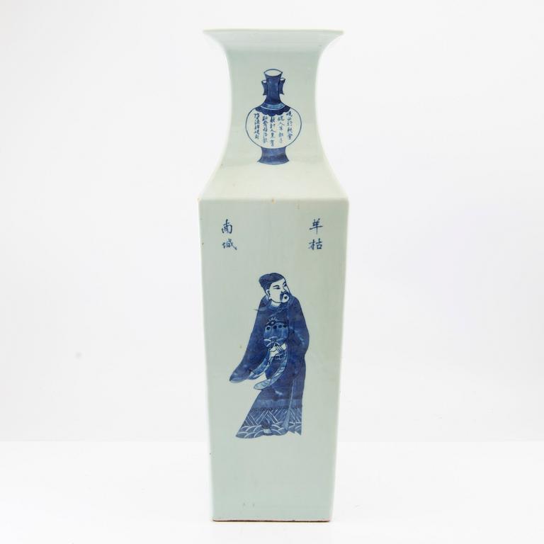 A blue and white vase, late Qing dynasty/20th century.