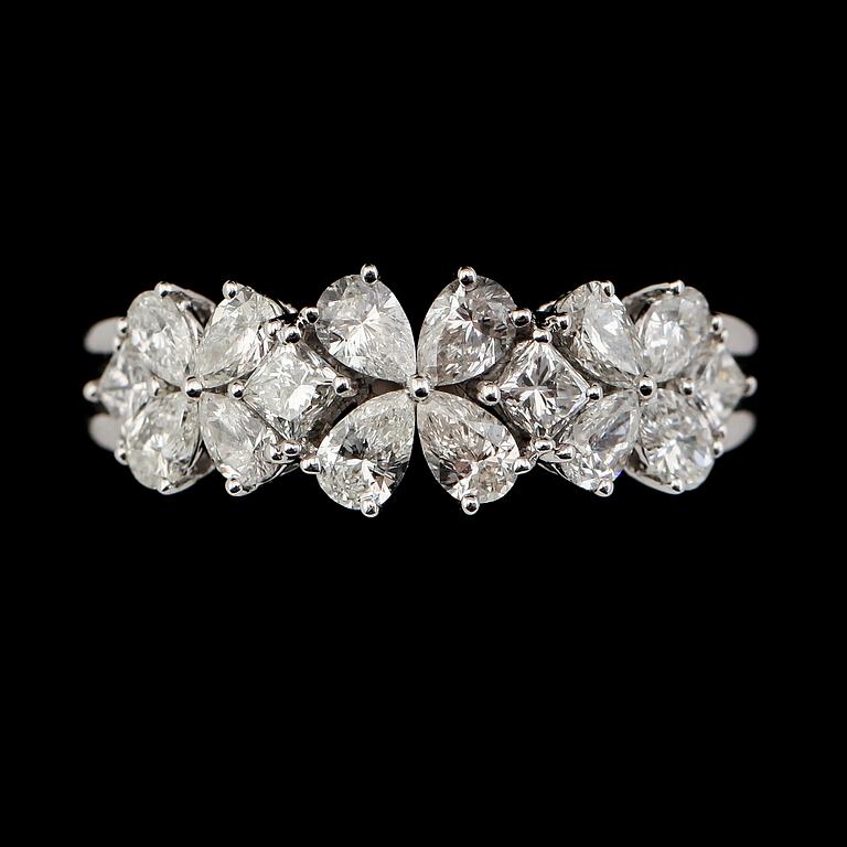 RING, 18K vitguld, diamanter tot ca 1.20 ct.