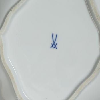 Meissen, a set of nineteen porcelain parts, 'Zwiebelmuster/Blue Onion', Germany.