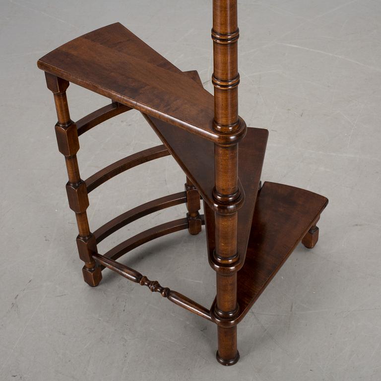 BIBLIOTEKSSTEGE, England. 1900-talets andra hälft.