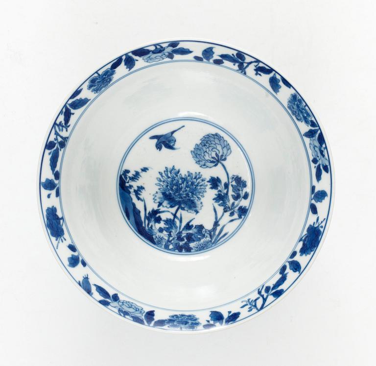 A blue and white bowl, Qing dynasty, Kangxi (1662-1722).