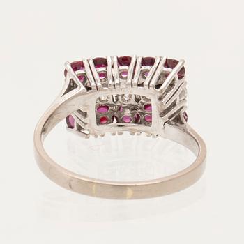 Ring in 18K white gold with round brilliant-cut diamonds and rubies.