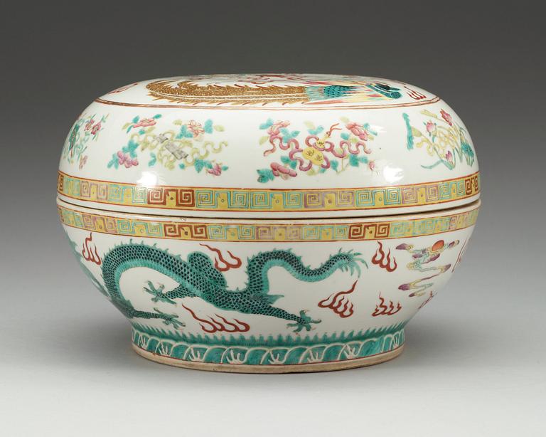 A large enamelled box with cover, late Qing dynasty/early 20th Century.