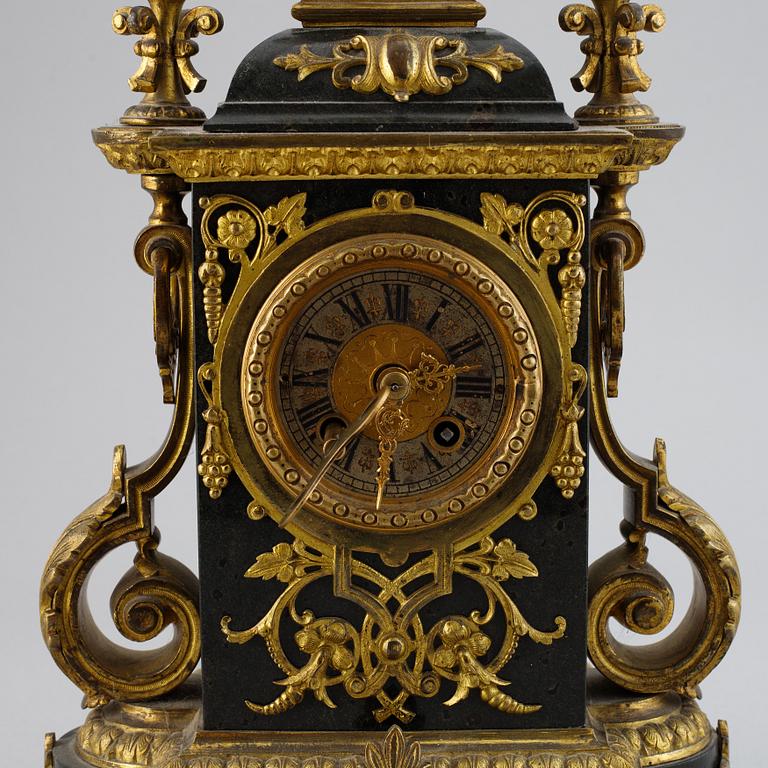 A Louis XVI-style mantel clock from Gustav Becker, ca 1900.