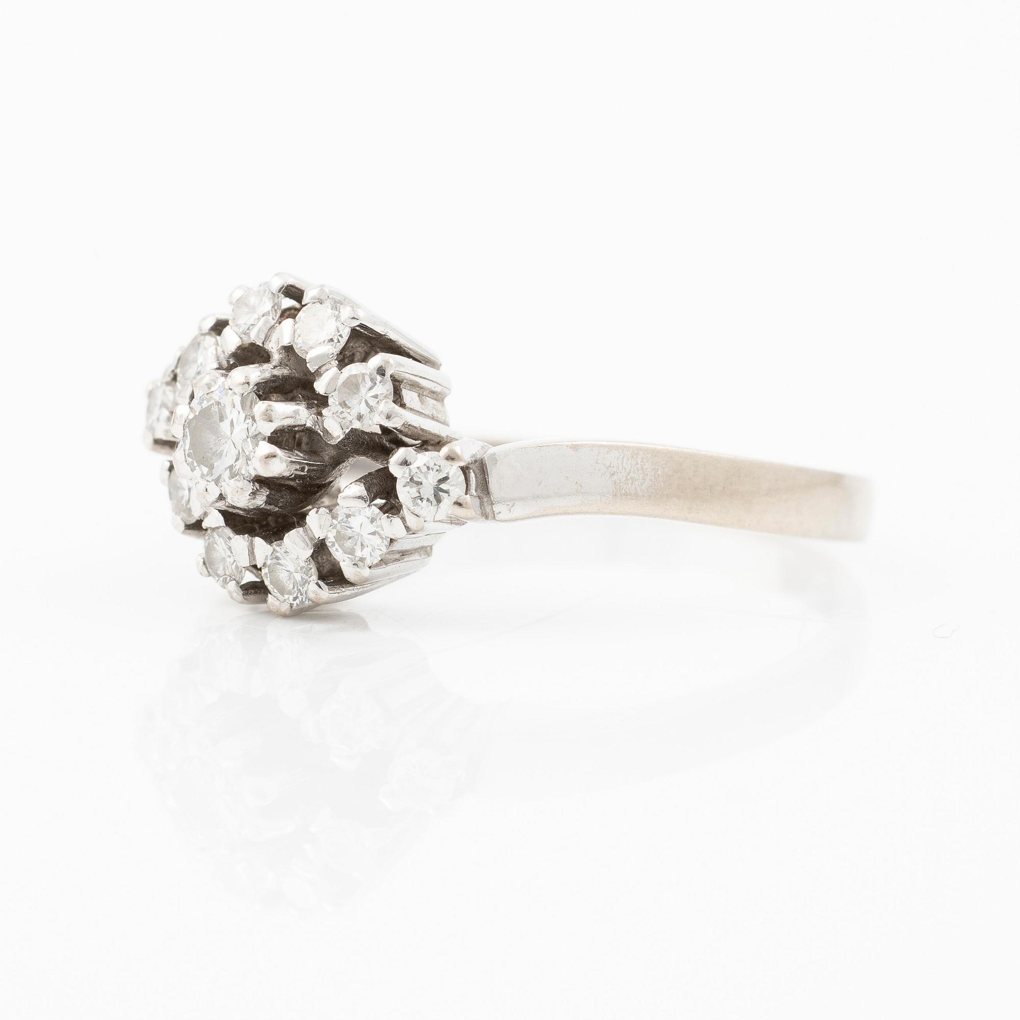 18K white gold ring with round brilliant-cut diamonds, Alton, Falköping, 1974.
