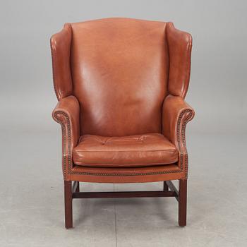 FÅTÖLJ, Chesterfield-modell, 1900-talets andra hälft.