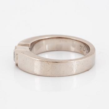 Flander-cut diamond ring.