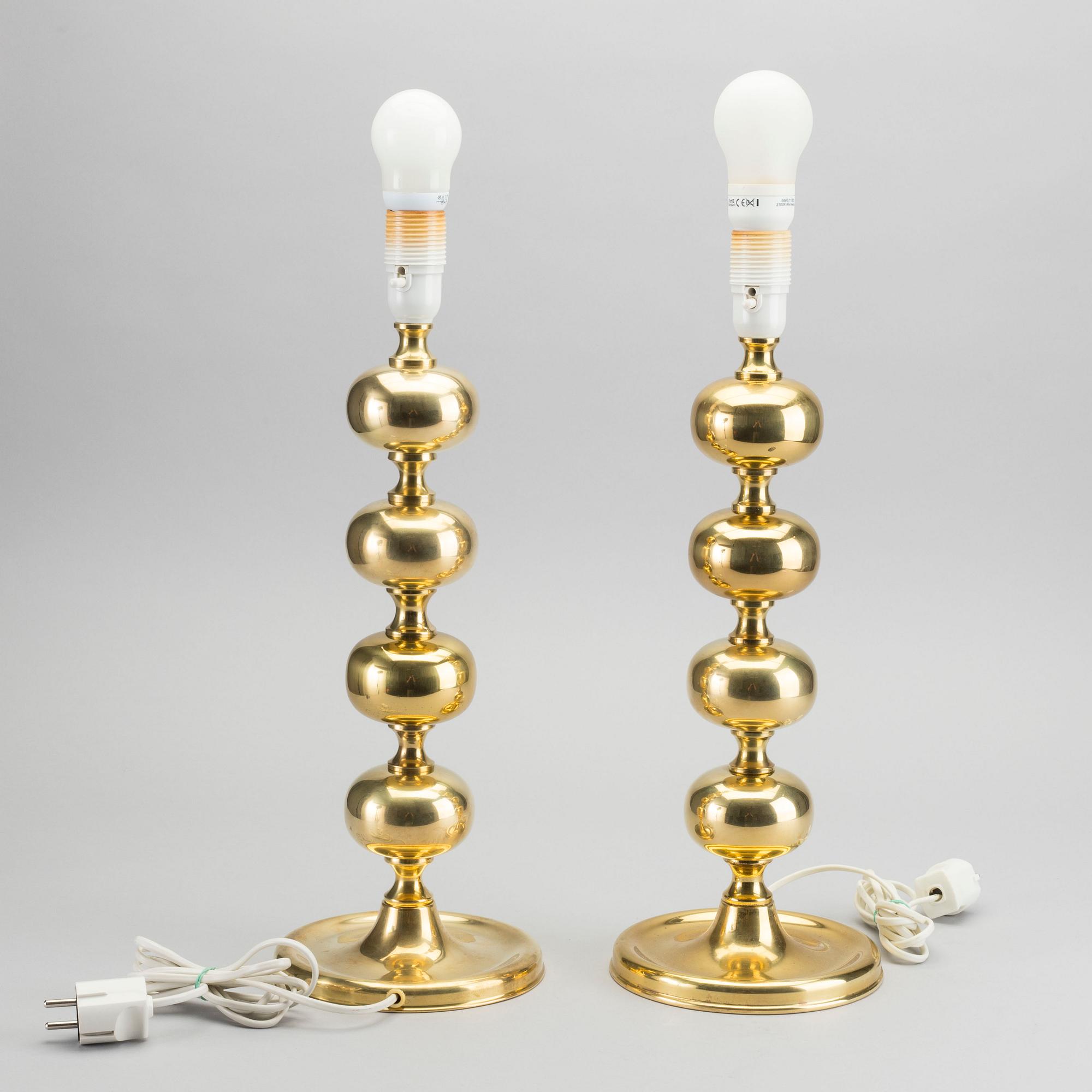 A PAIR OF BRASS TABLE LAMPS.