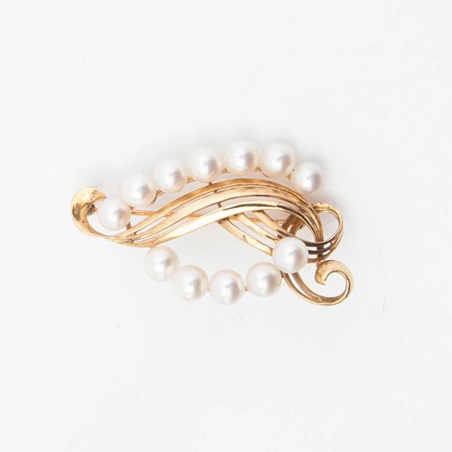 Brooch Mikimoto, 14K gold with cultured pearls.