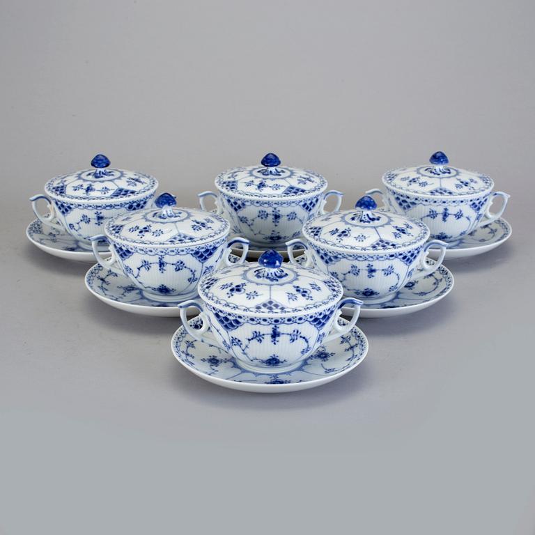 BULJONGKOPPAR MED FAT, 6 st. Porslin. "Musselmalet", Royal Copenhagen.