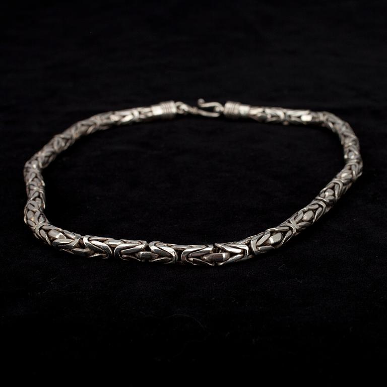 KAULAKORUJA, 2 kpl, hopeaa, Kalevala Koru. Yht. paino n. 198 g.