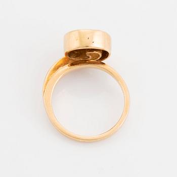 An 18K gold ring set with round brilliant-cut diamonds.