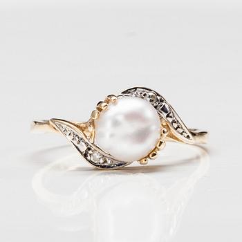 RING, 14K guld, pärla, 2 diamanter tot. 0,02 ct. M. Hyvärinen 1984. Vikt 1,8 g.