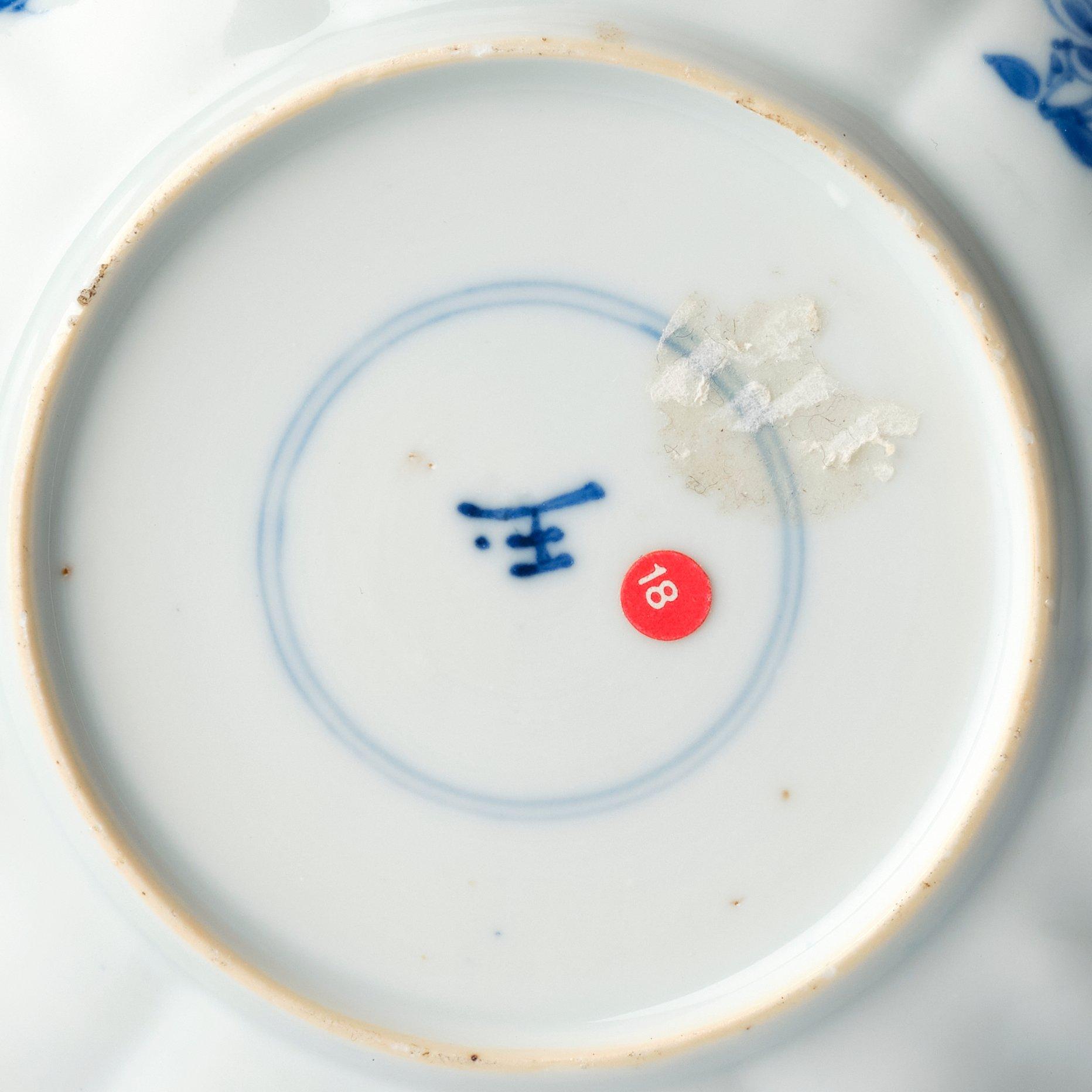 A blue and white dish, Qing dynasty, Kangxi (1662-1722).