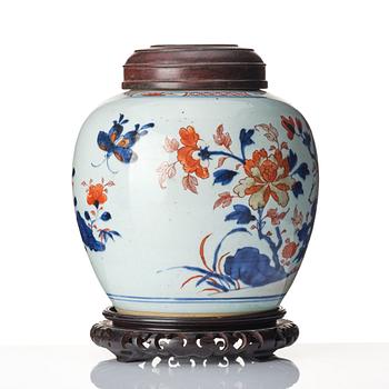 An imari jar, Qing dynasty, 18th century.