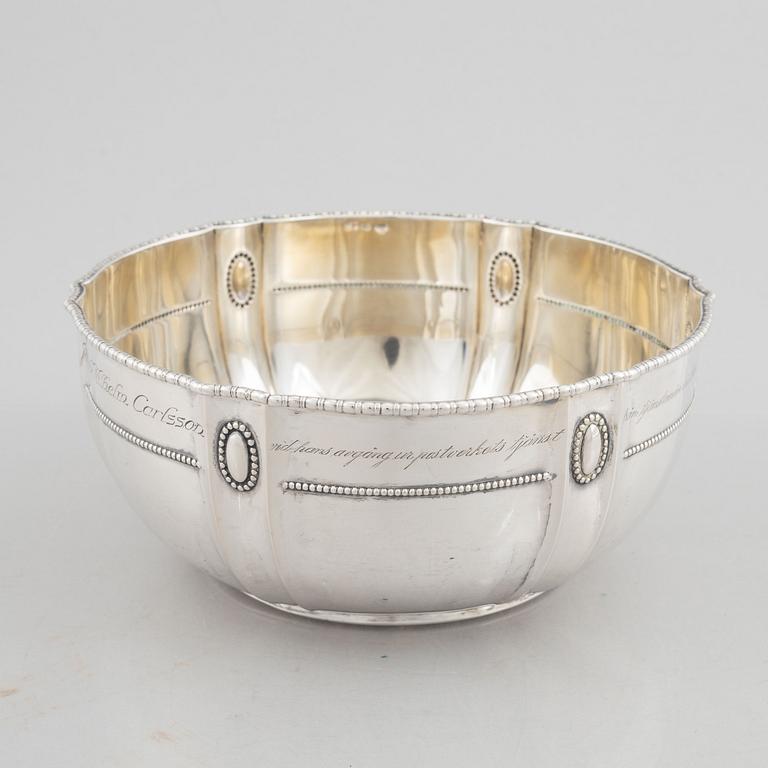 A silver bowl, engraved, Swedish import mark NL Dahlström & Co, Örebro 1918.